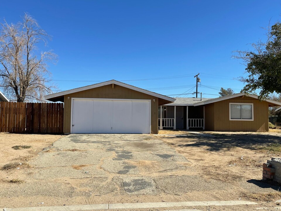 21200 Kenniston St in California City, CA - Building Photo