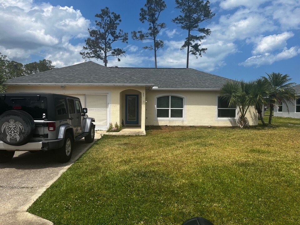 25 Pittson Ln in Palm Coast, FL - Building Photo