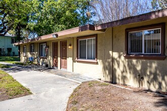 Chaumont Villas Apartments in Anaheim, CA - Foto de edificio - Building Photo