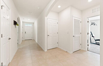 746 Hadley Pl W in Naples, FL - Foto de edificio - Building Photo