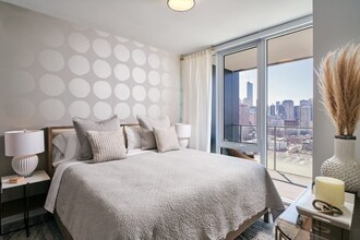 222 W Hill St-Unit -909 in Chicago, IL - Building Photo - Building Photo