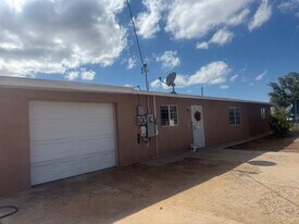 6 Louise Ln in Los Lunas, NM - Building Photo