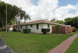 Town Square Villas in Lake Worth, FL - Foto de edificio - Building Photo