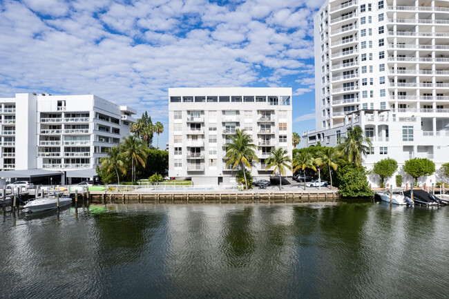 Island Place in Bay Harbor Islands, FL - Foto de edificio - Building Photo