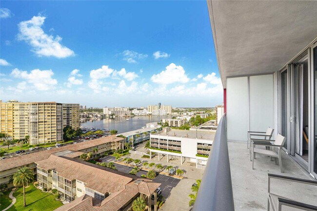 2602 E Hallandale Beach Blvd in Hallandale Beach, FL - Foto de edificio - Building Photo