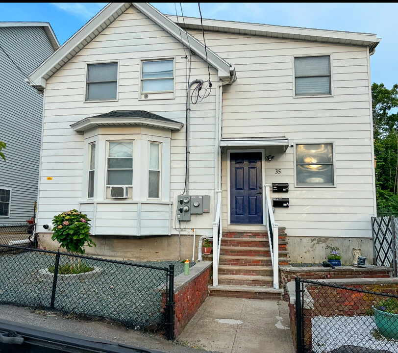 35 Hichborn St, Unit 1 in Revere, MA - Foto de edificio