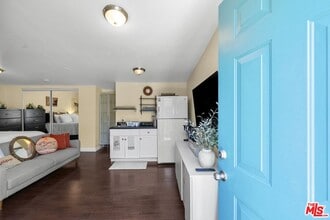 7659 Lindley Ave in Los Angeles, CA - Building Photo - Building Photo