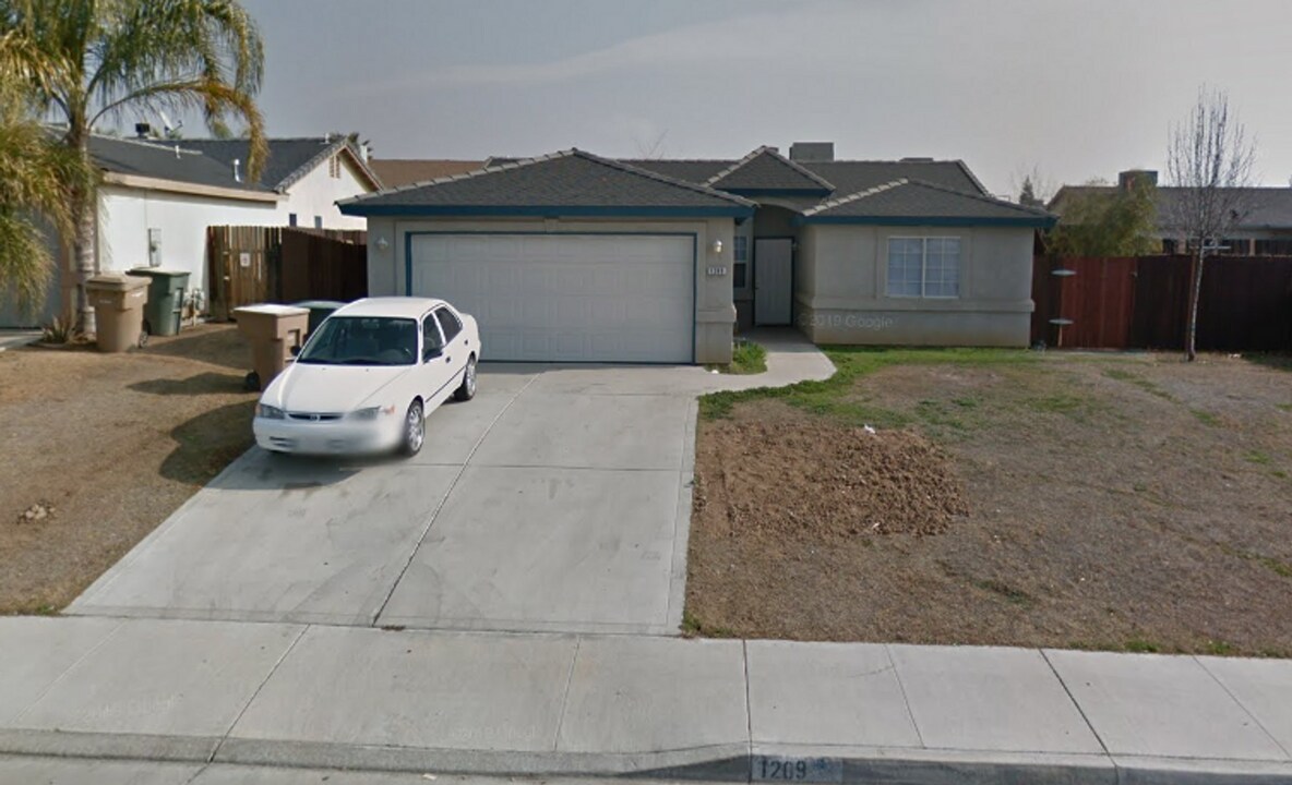 1209 Monica St in Bakersfield, CA - Building Photo