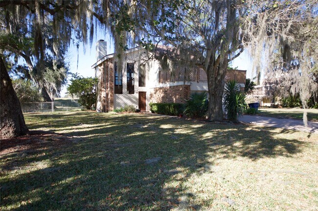 315 Twin Lakes Blvd W in West Columbia, TX - Building Photo - Building Photo