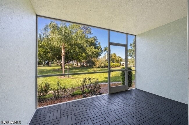 5737 Whitaker Rd in Naples, FL - Foto de edificio - Building Photo