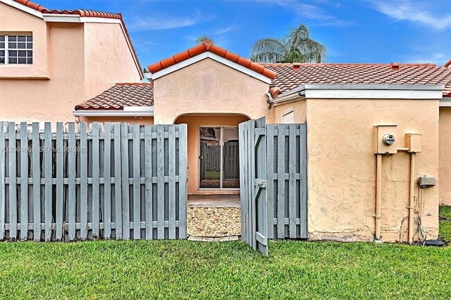 1439 Springside Dr in Weston, FL - Foto de edificio - Building Photo