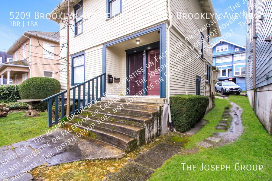 5209 Brooklyn Ave NE in Seattle, WA - Building Photo