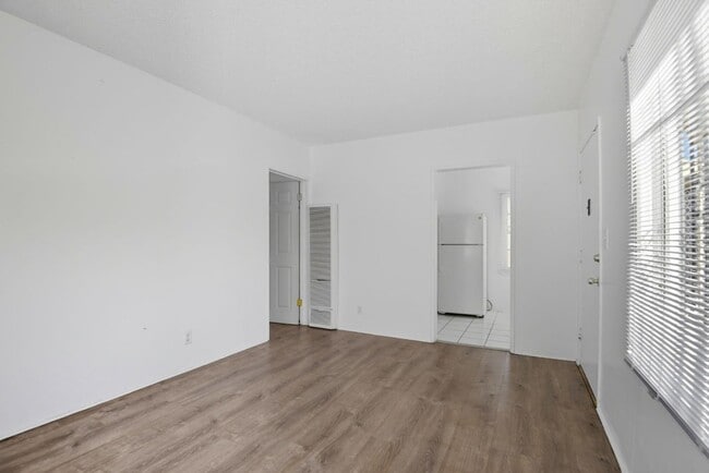 103 E Tamarack Ave in Inglewood, CA - Building Photo - Building Photo
