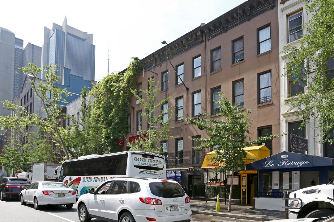 334-336 W 46th St in New York, NY - Building Photo