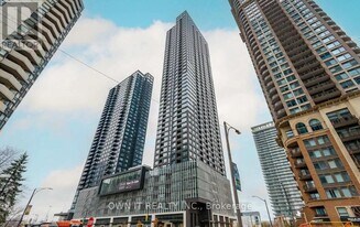 395 Square One Dr in Mississauga, ON - Building Photo