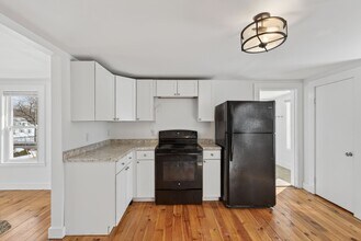 28 DuPont Ave, Unit 2 in Biddeford, ME - Building Photo - Building Photo