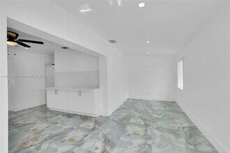 300 N Biscayne River Dr-Unit -B in Miami, FL - Building Photo - Building Photo