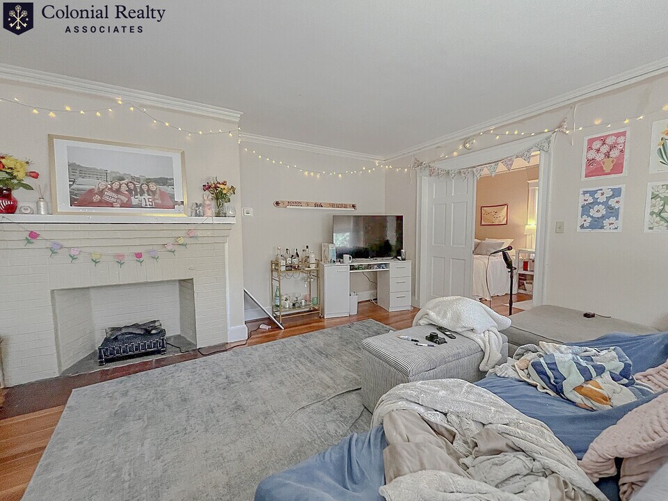 289 Foster St in Boston, MA - Building Photo