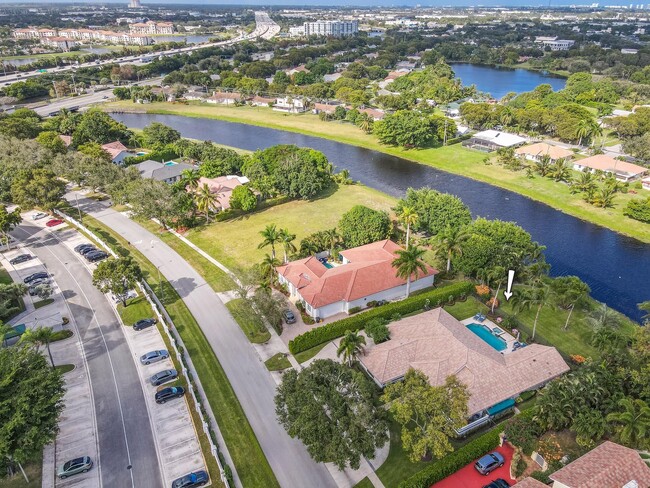 3700 Embassy Dr in West Palm Beach, FL - Foto de edificio - Building Photo