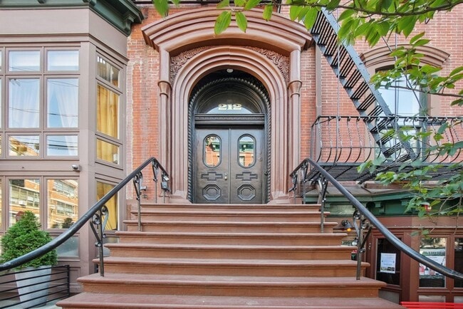 212 Washington St in Jersey City, NJ - Building Photo - Building Photo