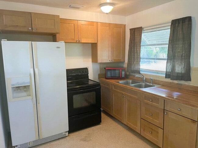 1916 Flamingo Dr in North Fort Myers, FL - Building Photo - Building Photo