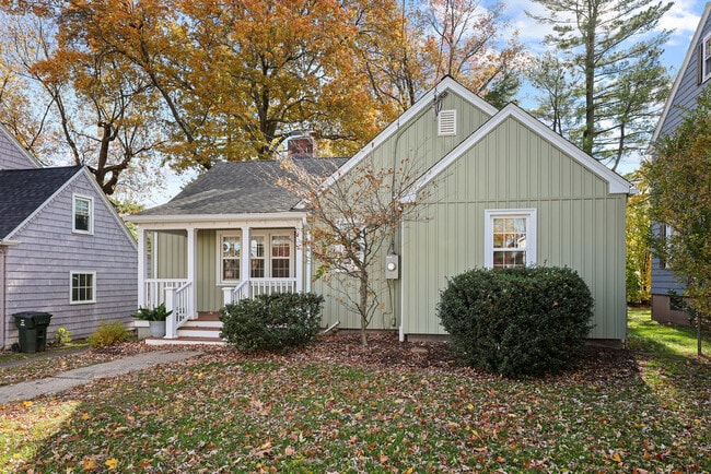 15 Arapahoe Rd in West Hartford, CT - Building Photo - Building Photo