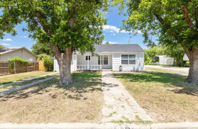 912 N Monroe St, Unit Unit A in San Angelo, TX - Building Photo - Building Photo