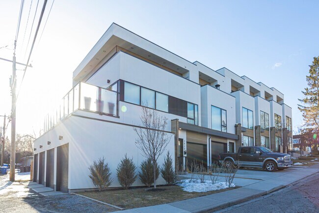 2828 15 St SW in Calgary, AB - Building Photo - Building Photo