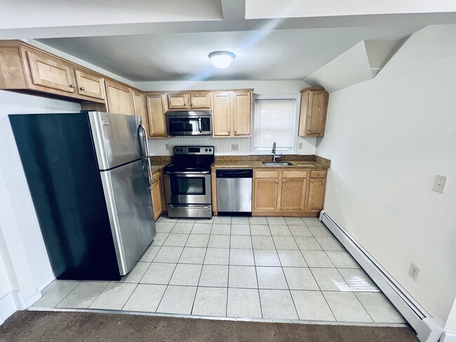 71 Pembroke Ave, Unit 2 in Providence, RI - Foto de edificio - Building Photo