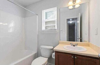 1251 Rockfield Cir in Norcross, GA - Foto de edificio - Building Photo