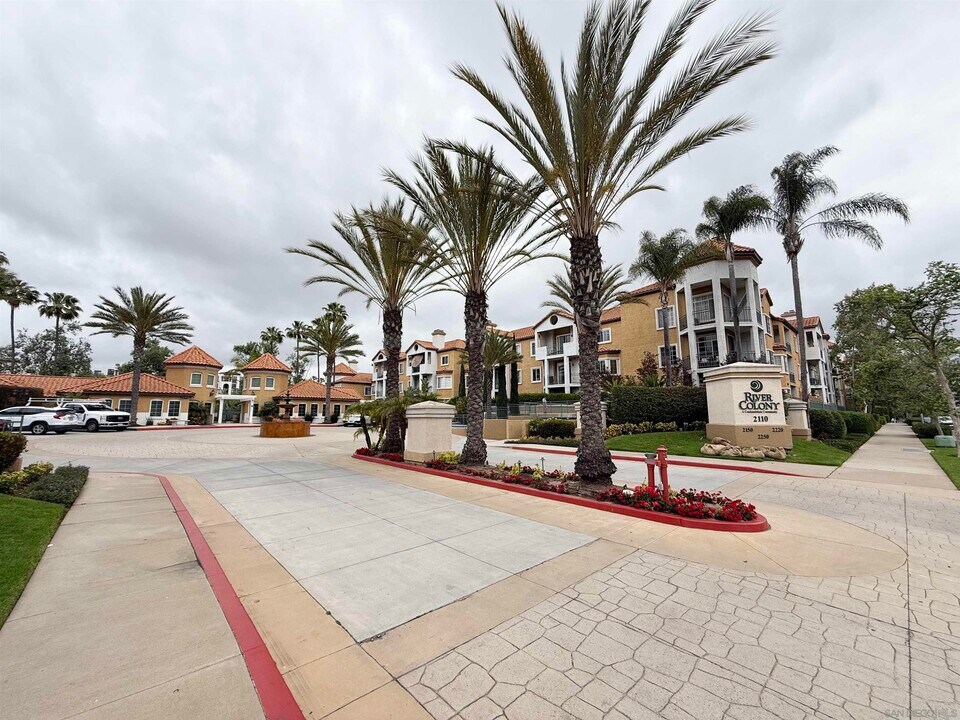 2220 Camino De La Reina in San Diego, CA - Building Photo