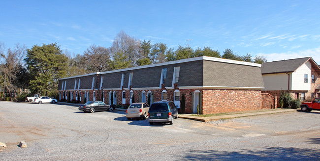 100 Lynn Cir in Easley, SC - Foto de edificio - Building Photo