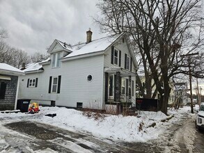 12 7th St in Old Town, ME - Foto de edificio - Building Photo