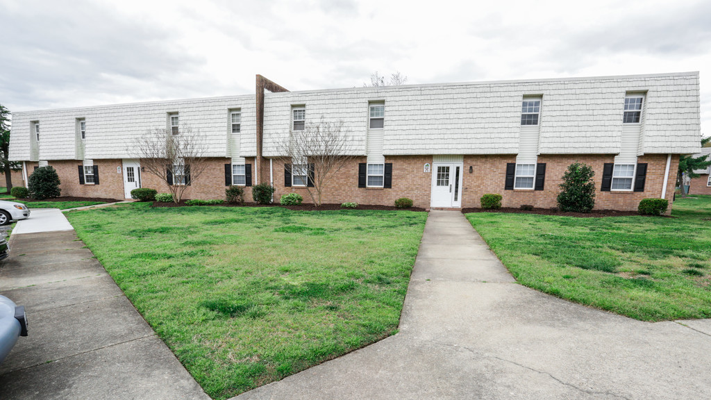 Newport Lake Apartments in Newport News, VA