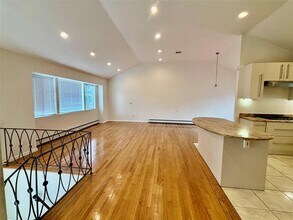 5 Elm St in Great Neck, NY - Building Photo - Building Photo