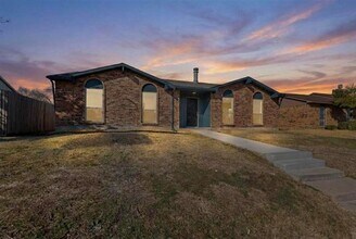 8505 Woodside Rd in Rowlett, TX - Foto de edificio - Building Photo