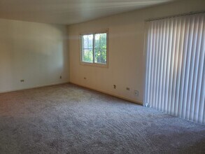 833 Village Quarter Rd-Unit -G4 in West Dundee, IL - Building Photo - Building Photo