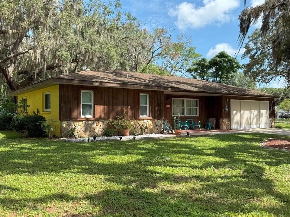 1050 Bloomfield Dr in Inverness, FL - Building Photo