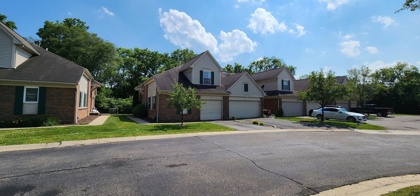 152 Legacy Park Cir in Dearborn Heights, MI - Building Photo