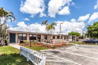 Centre Lake III in Miami, FL - Building Photo - Building Photo