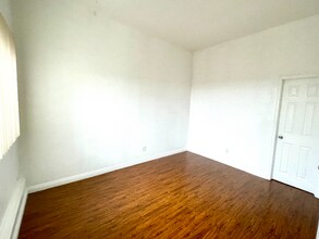 2177 W Crestwood Ln in Anaheim, CA - Foto de edificio - Building Photo