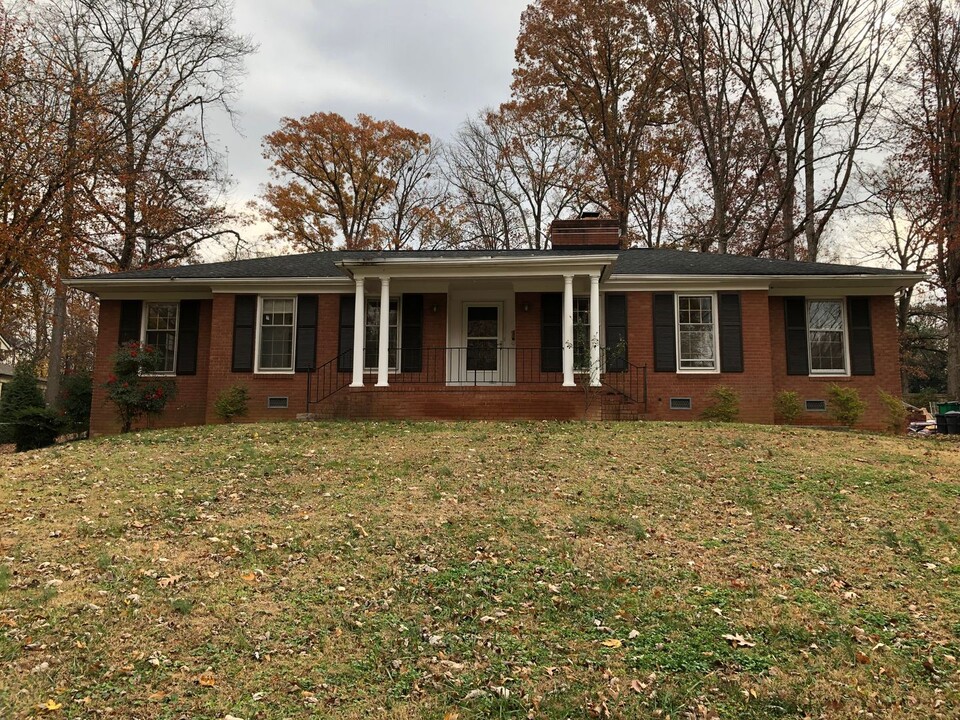 3821 Severn Ave in Charlotte, NC - Foto de edificio