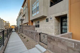 654 Spotted Falcon St in Las Vegas, NV - Building Photo - Building Photo