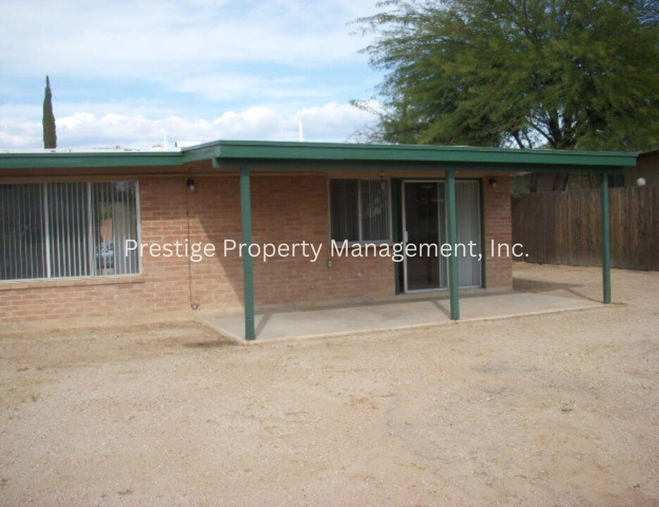 9218 E 38th St in Tucson, AZ - Foto de edificio