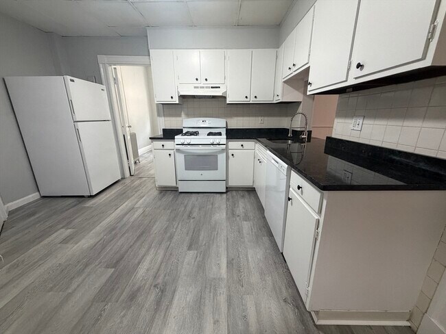 41 Park St, Unit 6 in Brookline, MA - Foto de edificio - Building Photo