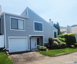 55 Peddlers Dr in Branford, CT - Building Photo
