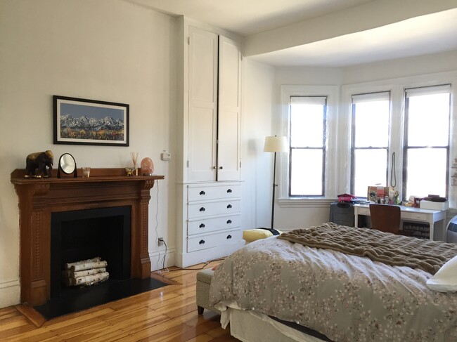 354 Marlborough St, Unit 5 in Boston, MA - Building Photo - Building Photo
