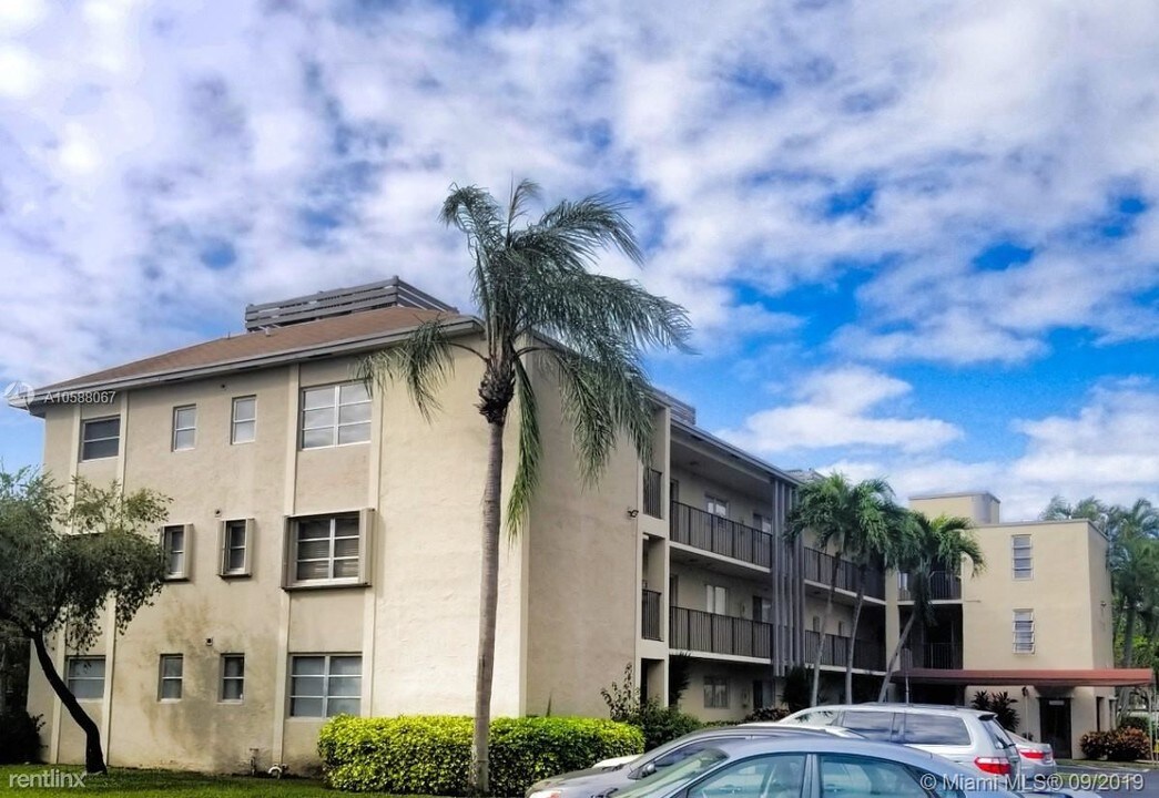7720 NW 50th St in Lauderhill, FL - Building Photo