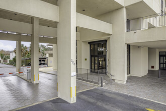 Lake Marina Tower Condominiums in New Orleans, LA - Building Photo - Building Photo