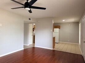 2102 5th Ave N in Texas City, TX - Building Photo